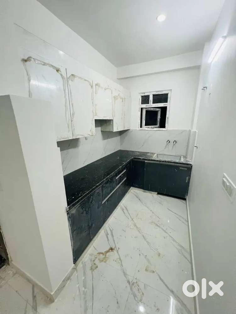 Premium location negotiable price 2bhk flat ready to move