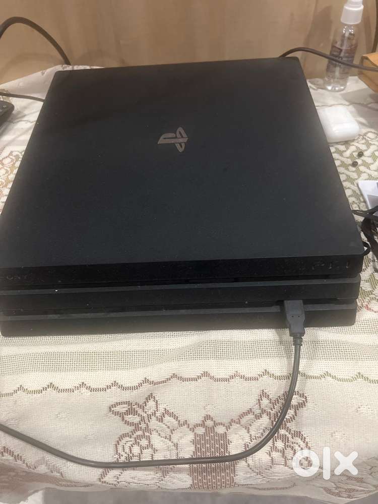 PS4 Pro 1TB  Excellent Condition  1 Controllers