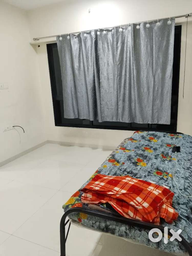 One female Flatmate required