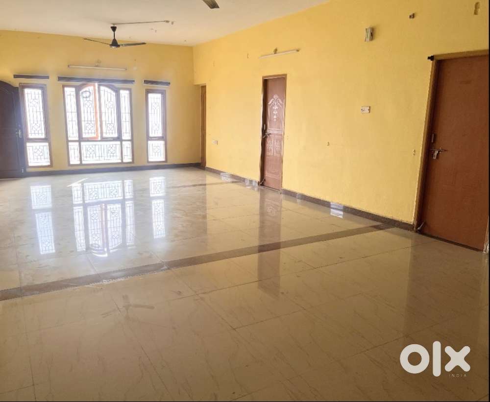 Commercial/residential flat for rent in prime location
