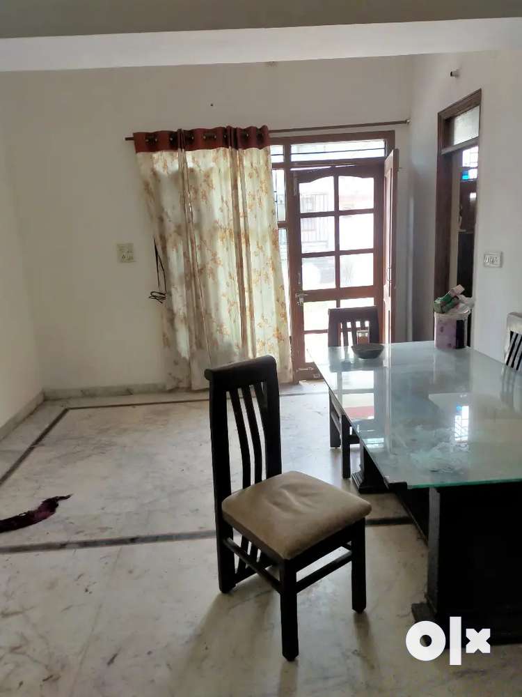 Owner free 3 BHK sector 27 only samll family