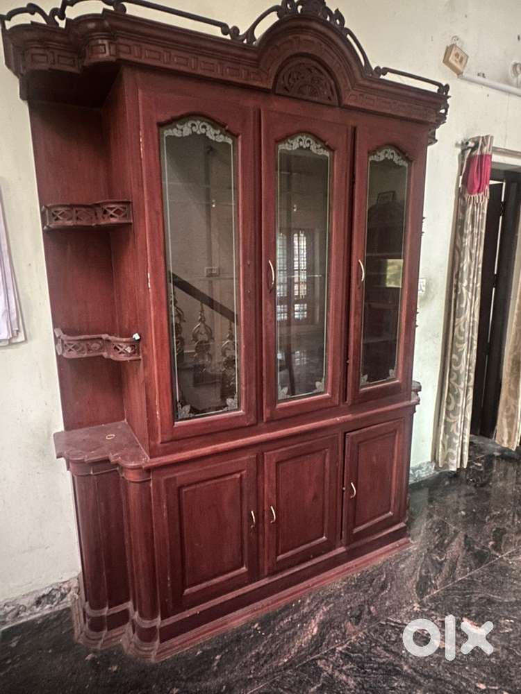 Mahogany wooden showcase/cupboard