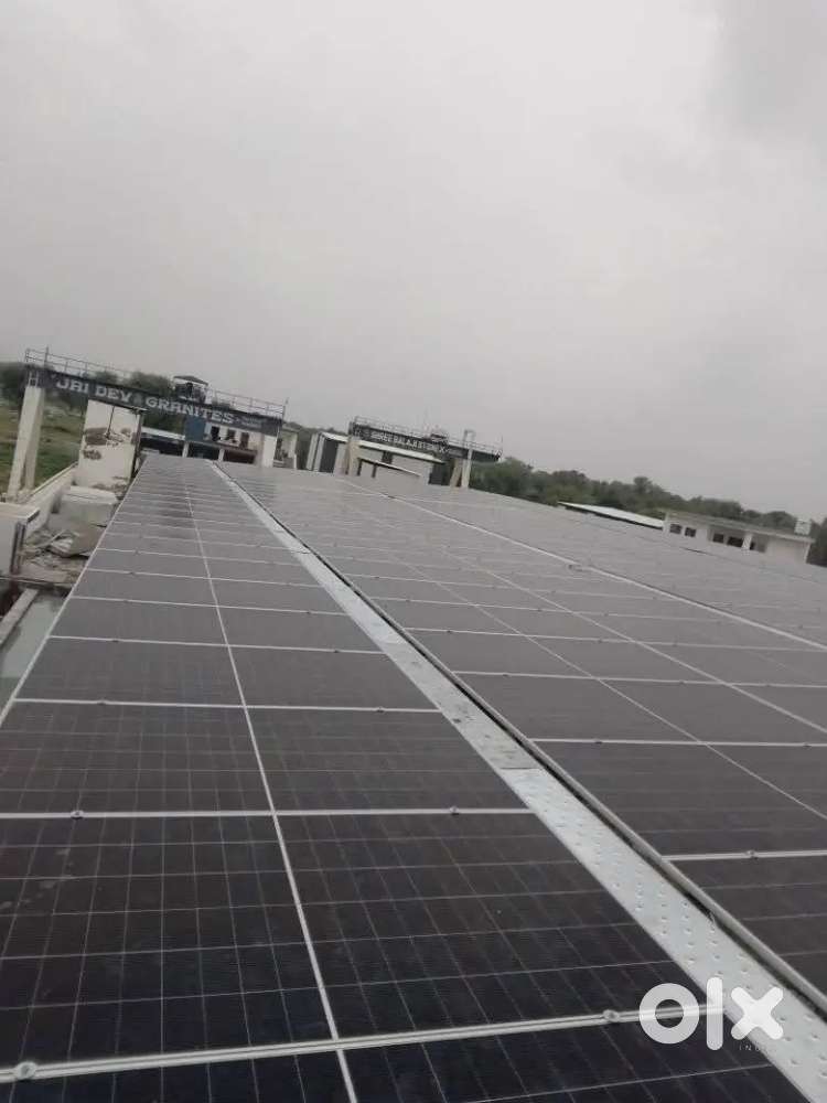 12 ghante ka kaam he rahena our khana free he