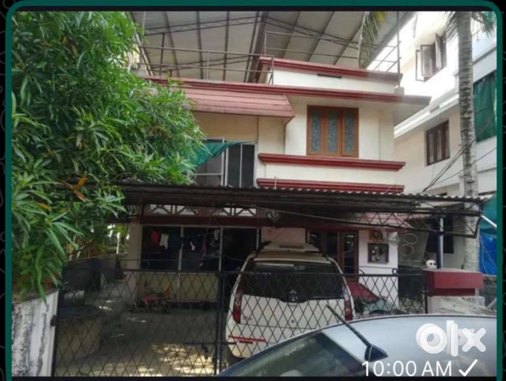 This is an old two storied concrete house at Mannuthy centre