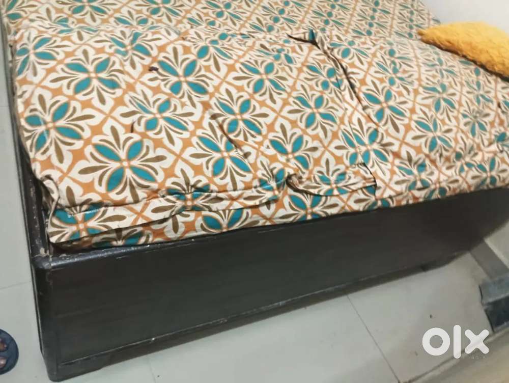 Old divan bed