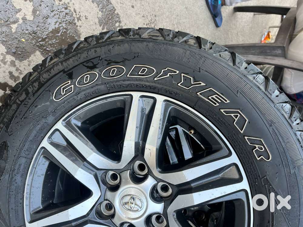 FORTUNER ALLOY WHEELS 17 INCHES (VERY GOOD CONDITION)