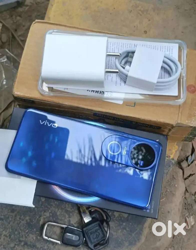 V50E 8(256)  3 month old phone pura new