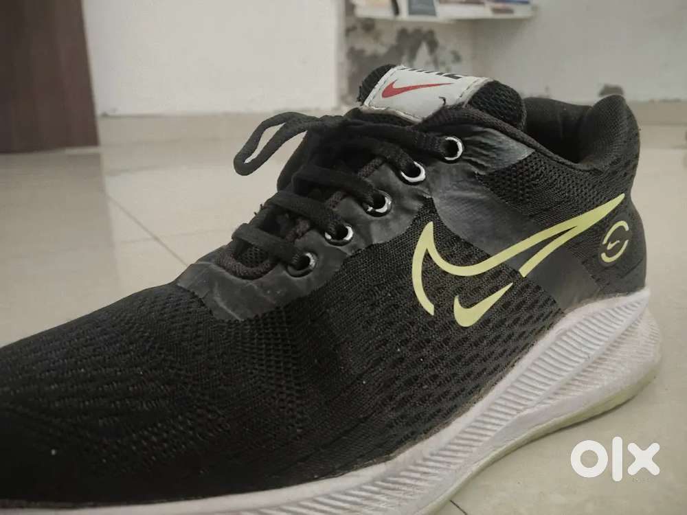 Girls nike sports booster shoes