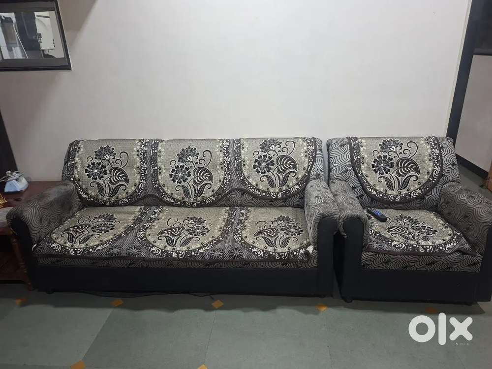 Stylish Gray Sofa in Excellent Condition – Comfortable & Elegant