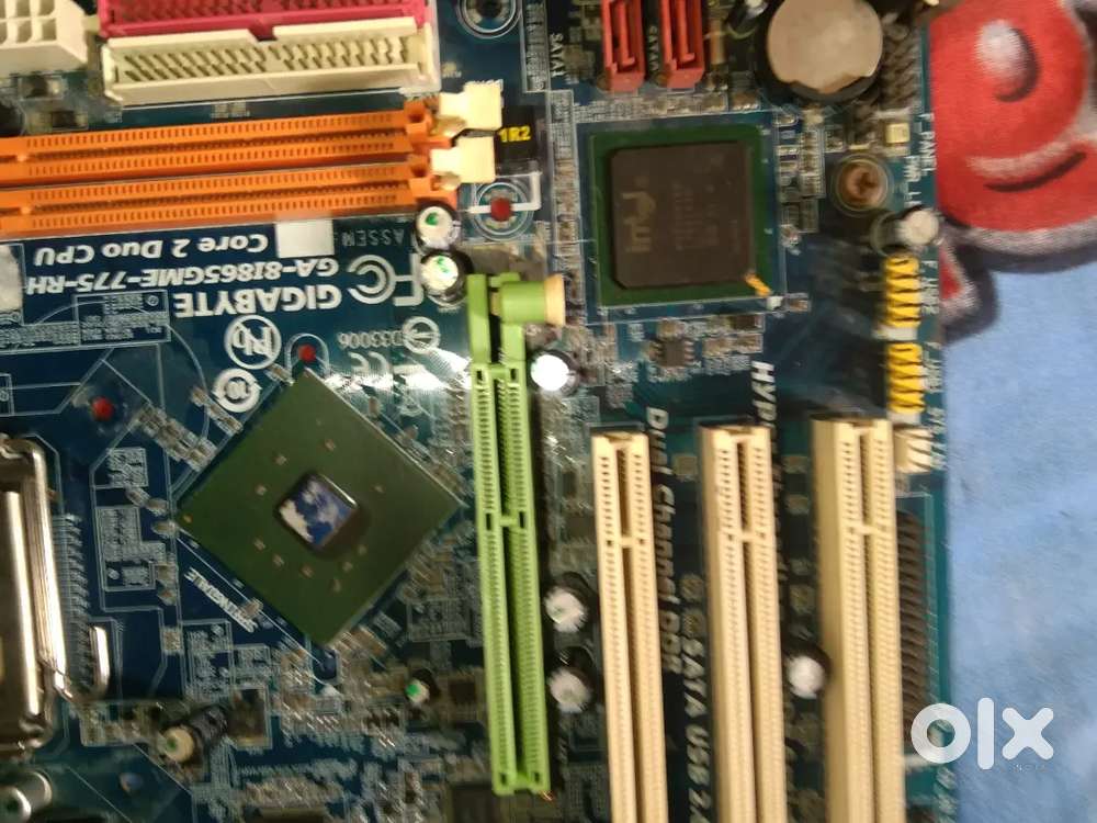 The image displays a Gigabyte GA-8I865GME-775-RH motherboard