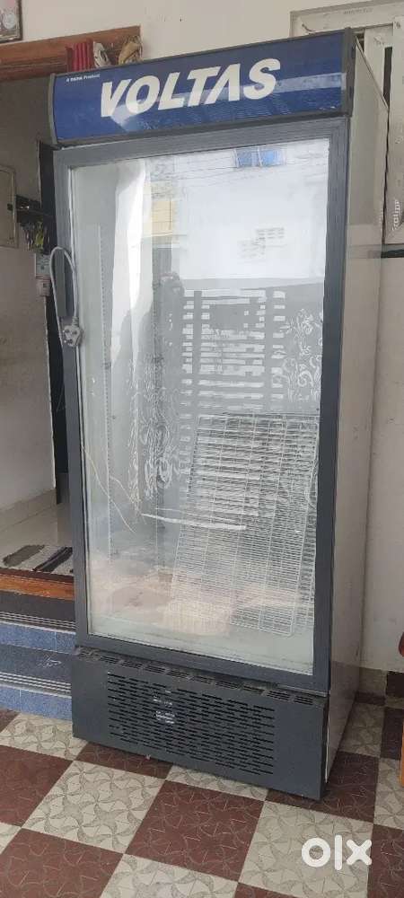 Commercial refrigerator