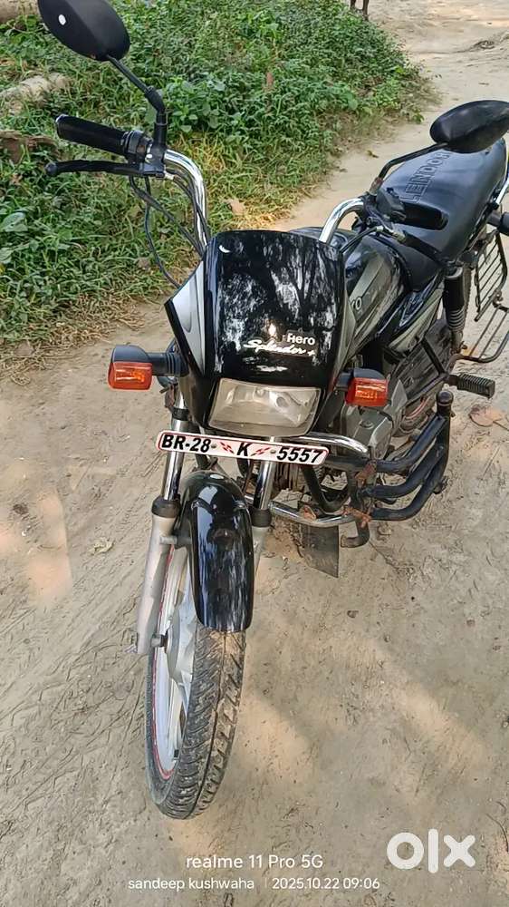 गाड़ी अच्छी है 2015 मॉडल है बेचना है इसको 30000 हजार मे