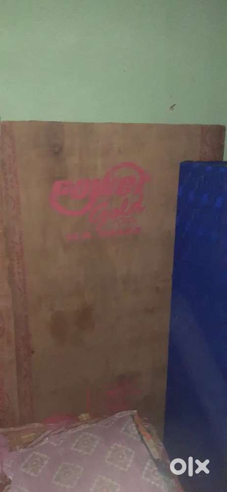 A good condition iron bed