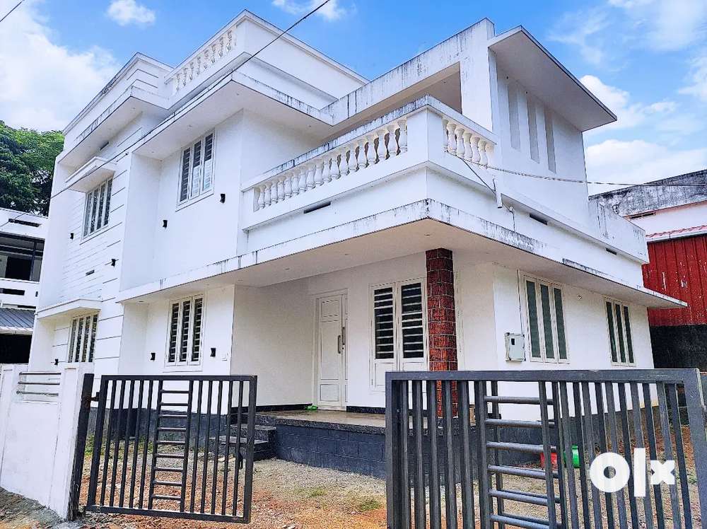 AN AMAZING NEW 3BED ROOM 1500 SQ FT 5CENT HOUSE IN OLLUR,THRISSUR
