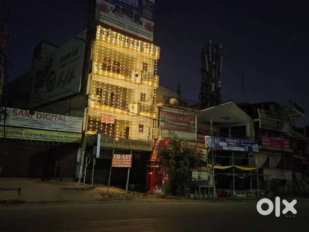 1000sqft showroom Daliganj crossing chauraha