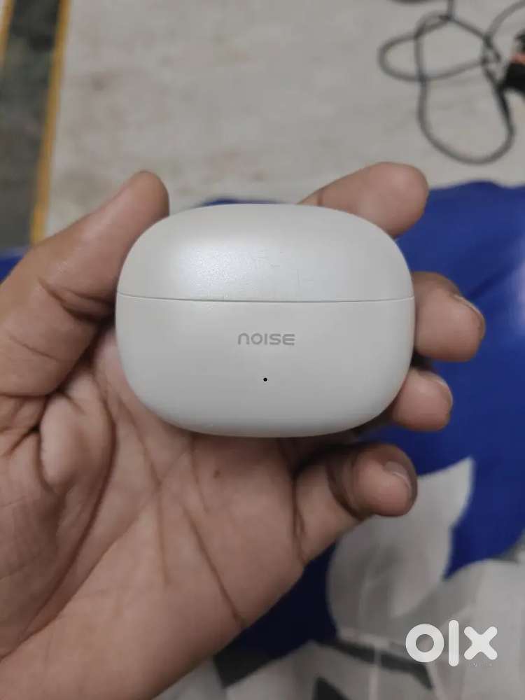 Ear clips (earphones, buds)