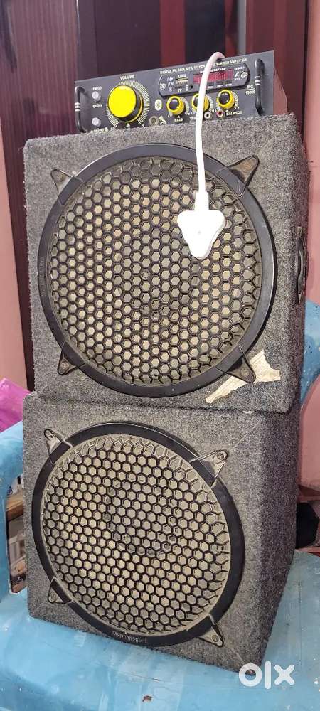 Speaker box with amplifier