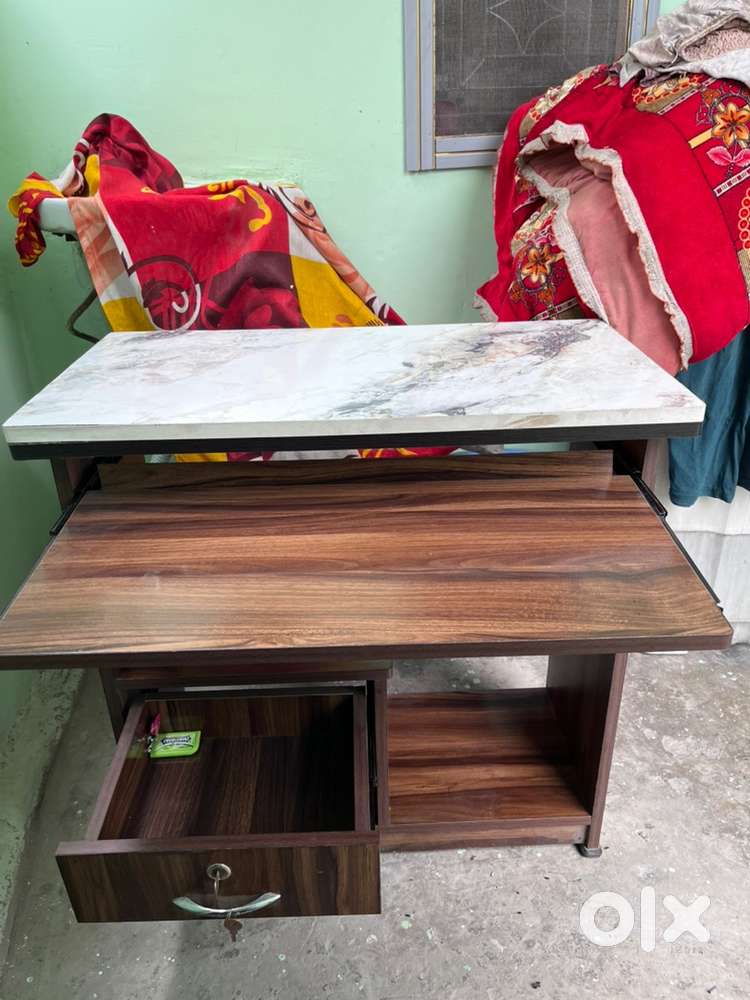 Computer table