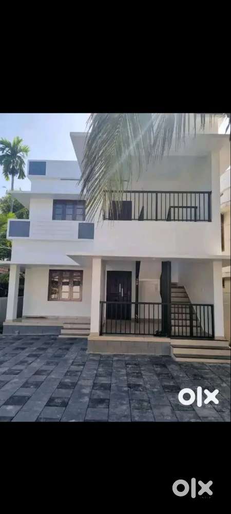 Lady's pg in kaloor withallfeslitys3500/-near metrostationandbusstand