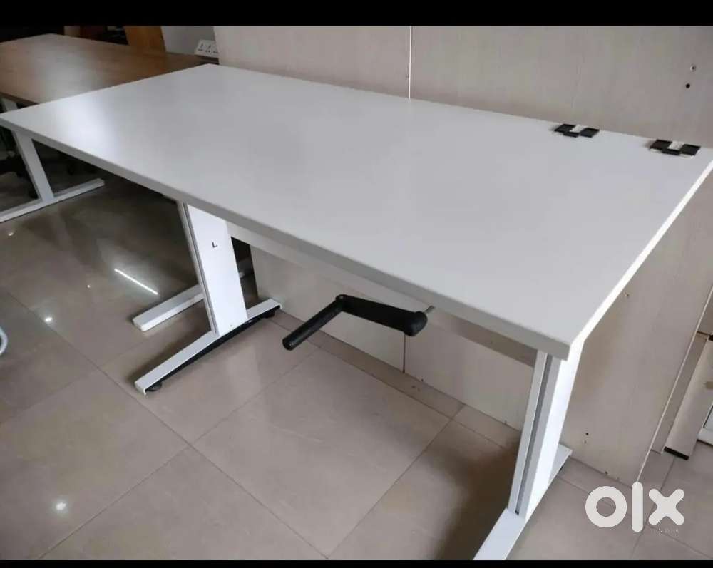 Self adjustable table