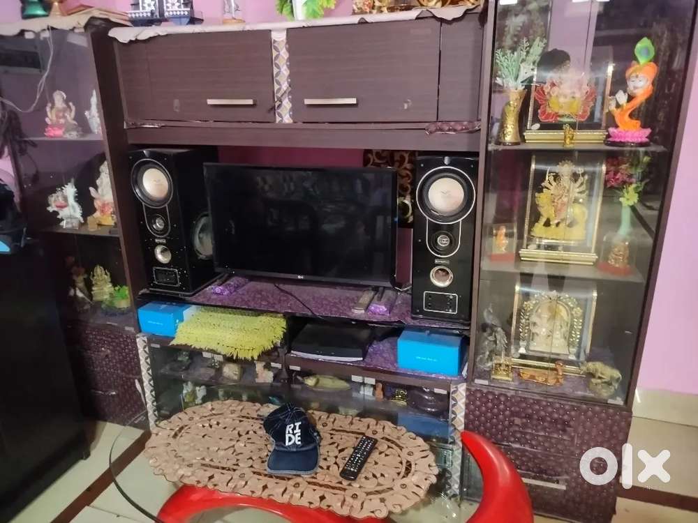 Show case  5 year used urgent need to sell