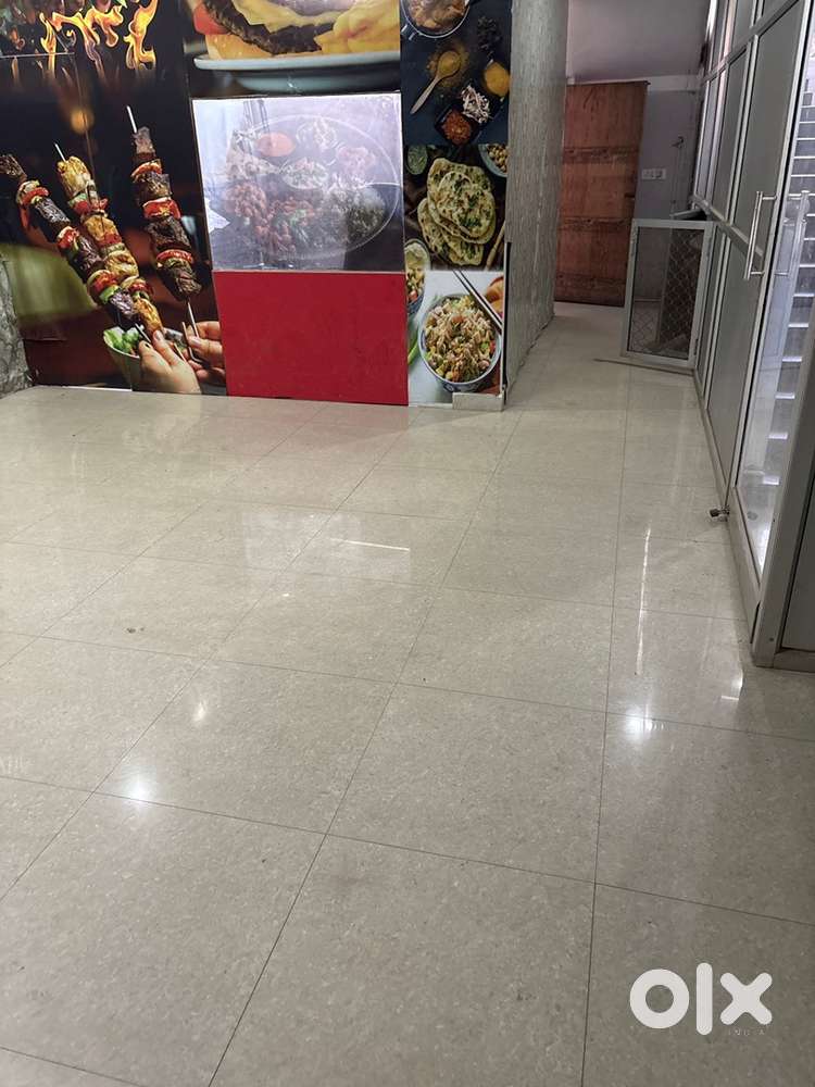 अच्छी लोकेशन पर एसी फैन फिटिंग के साथ बना हुआ हॉल