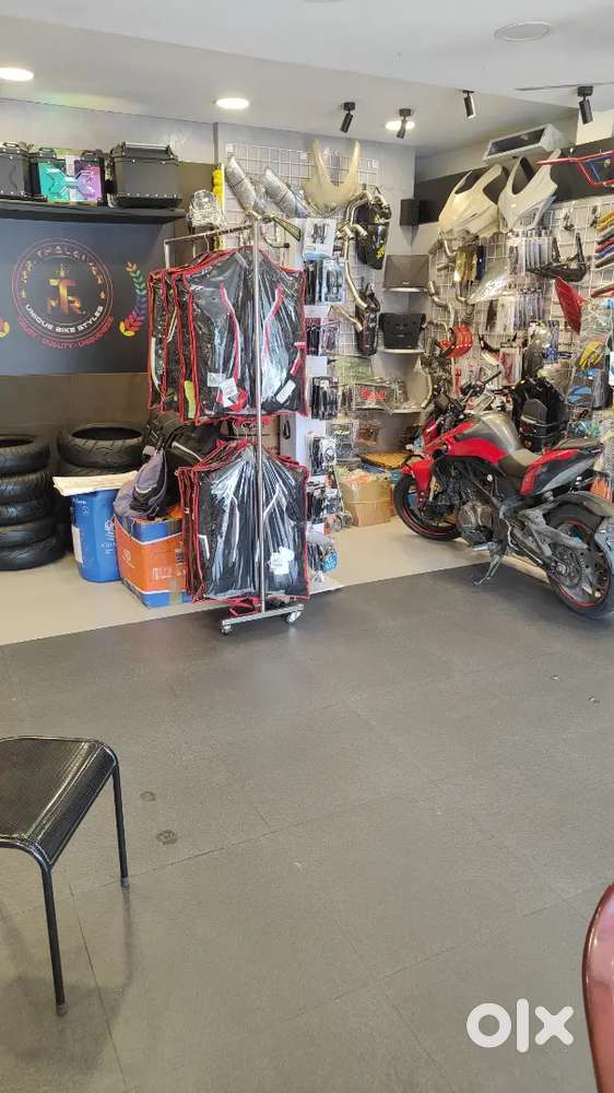 BIKE TECHNICIAN FOT FITTING EXTRA ACCESSORIES