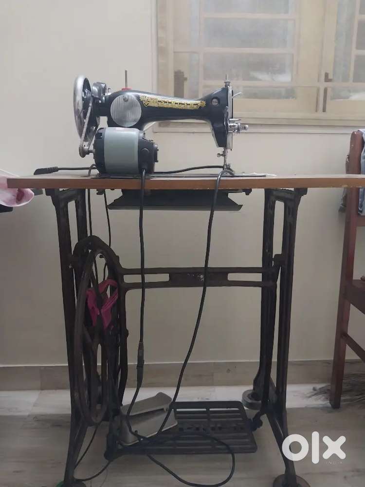 Singer Sewing Machine – Heavy-Duty, Motorized, Excellent Condition