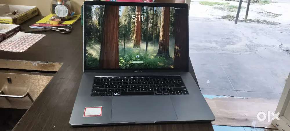 Apple Mac book pro1990