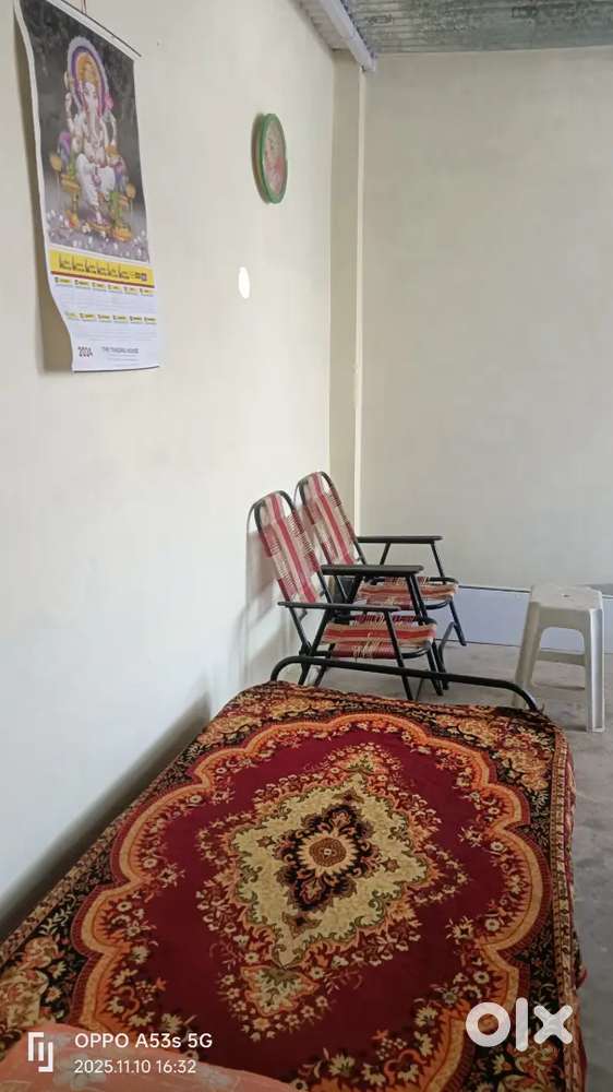 1रूम , किचन, लैट्रिन बाथरूम , कूलर पंखा, पलंग, टेबल कुर्सी सहित