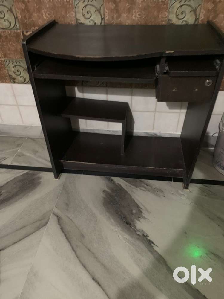 Computer table