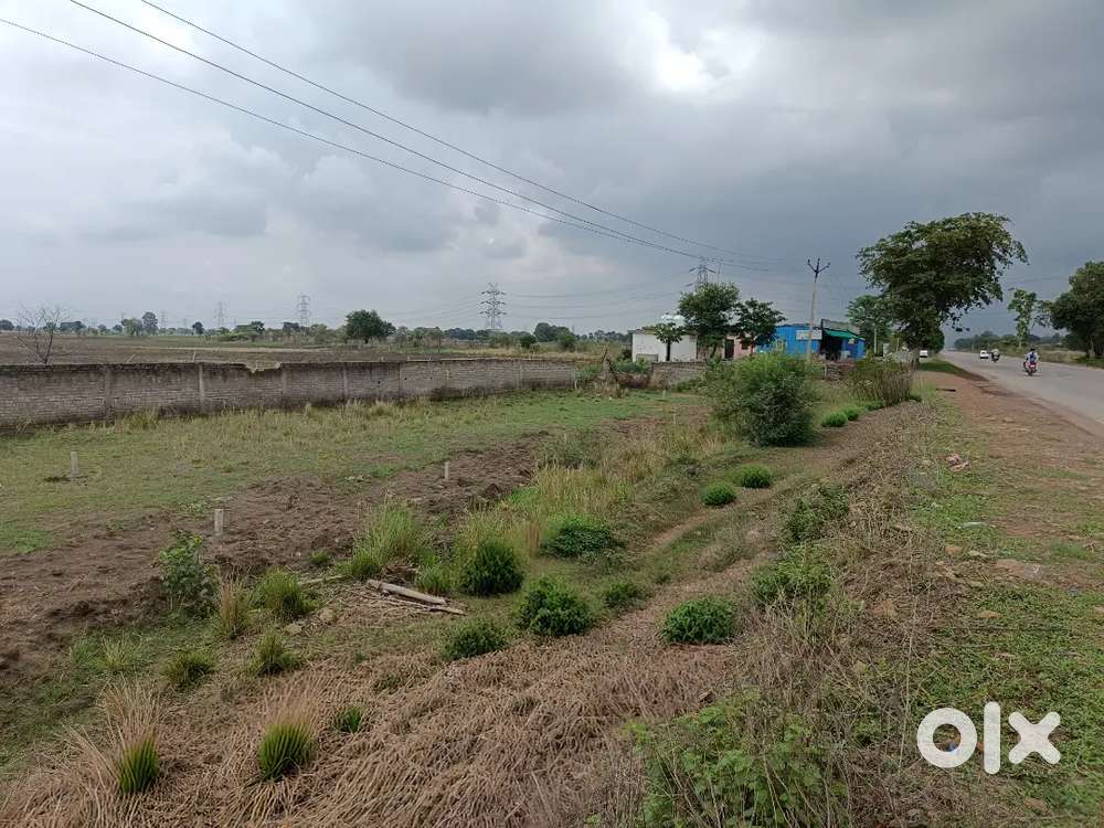 सतना पन्ना मेन रोड से लगी हुई बहुत अच्छी कमर्शियल प्रॉपर्टी हैं।