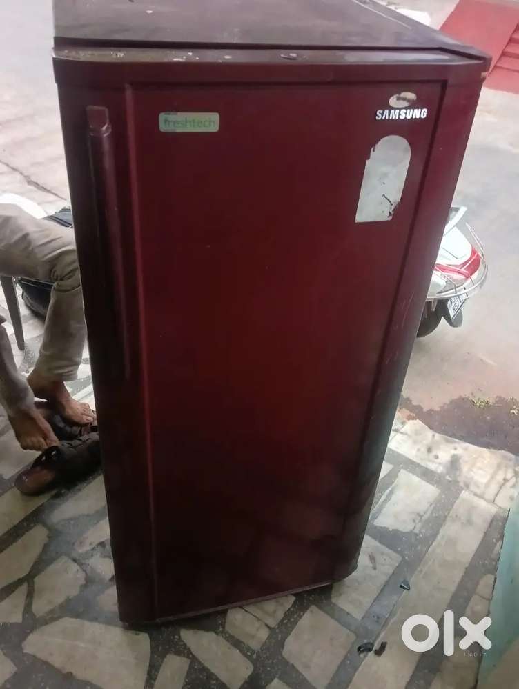 Fridge and compressor