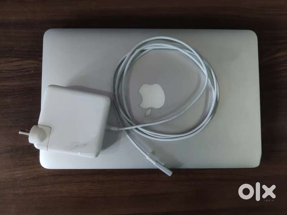 Apple Macbook Air A1370, 11 inch screen, 4gb Ram, 128gb HDD, Charger