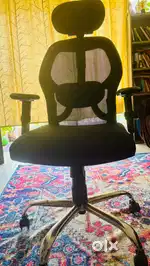 Like-New Revolving Office Chair with Head & Arm Rests