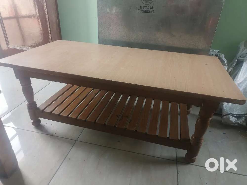 Solid Wooden Center Table in Excellent Condition – Spacious & Stylish
