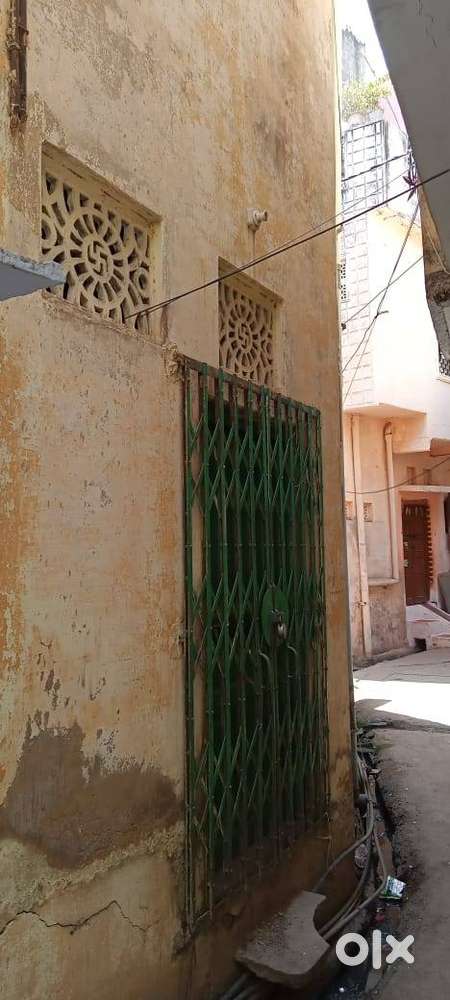 ग्वालियर महाराज बाड़े के पास दर्जीओली में 700 वर्ग फुट में निर्मित दो