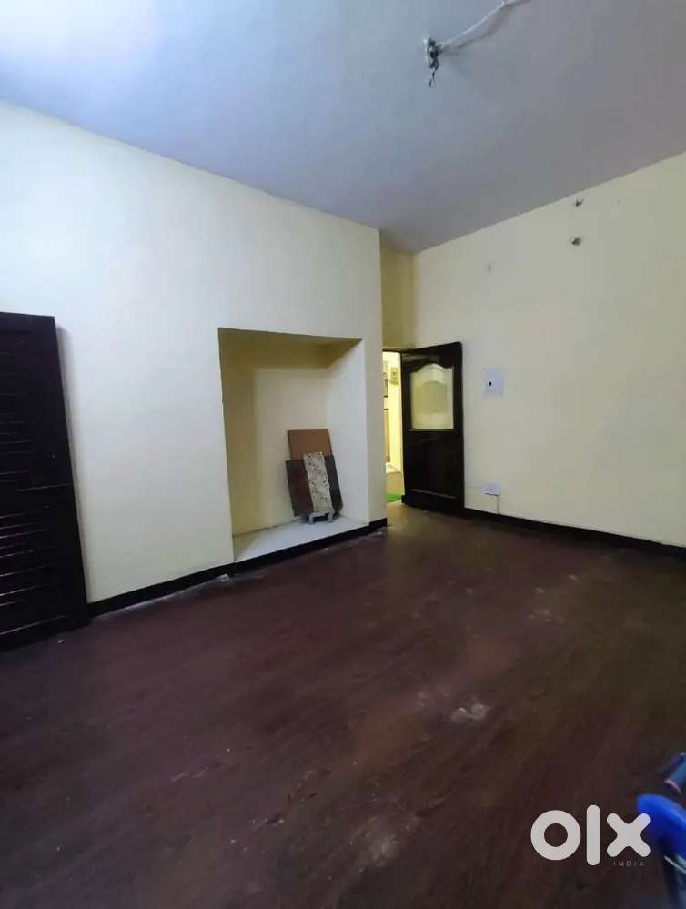Ready-to-Move Commercial Space near Metro & School