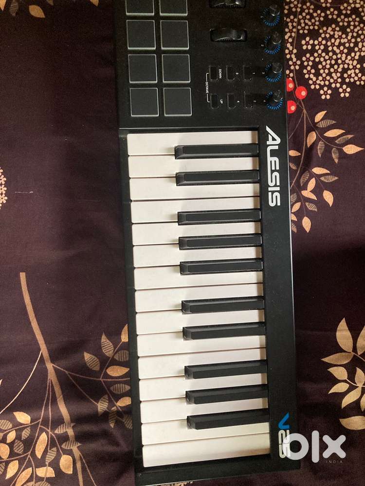 Alesis v25 midi keyboard with the focusrite itrack solo interface
