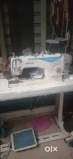 Jack F4 sewing machine