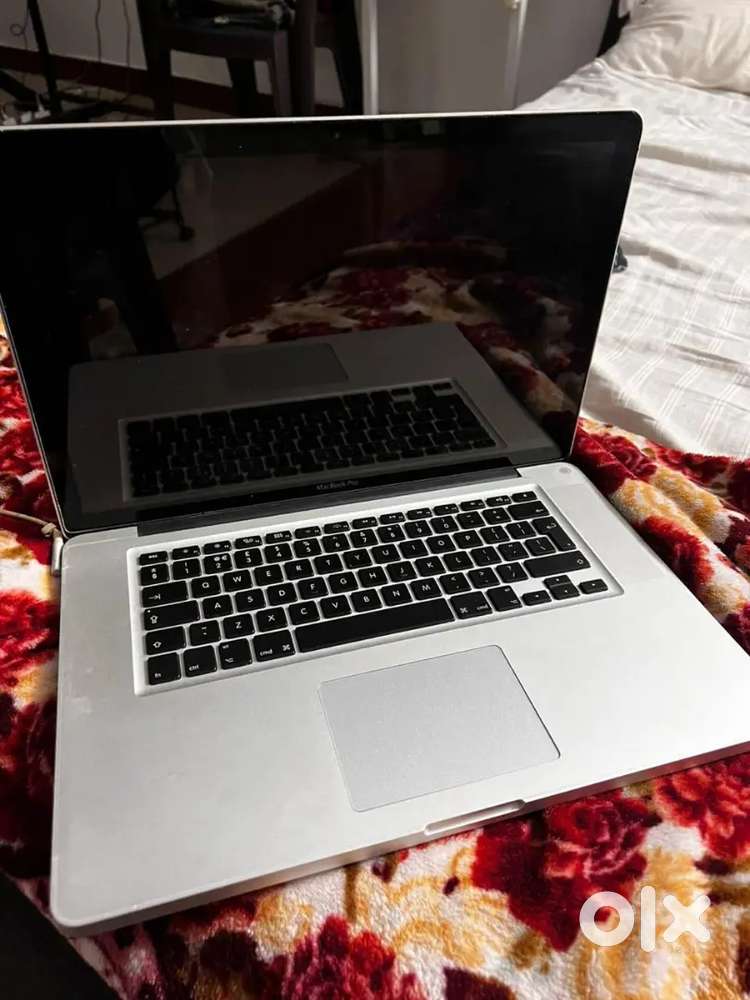 Apple laptop i7 8gb 512 gb