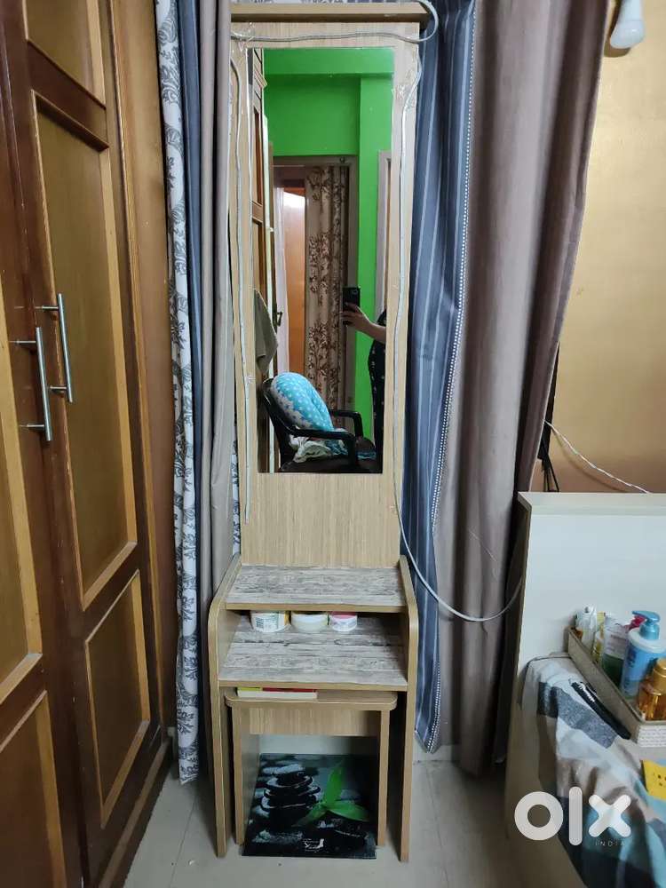 Wakefit Second-Hand Dressing Mirror with Stool for Sale