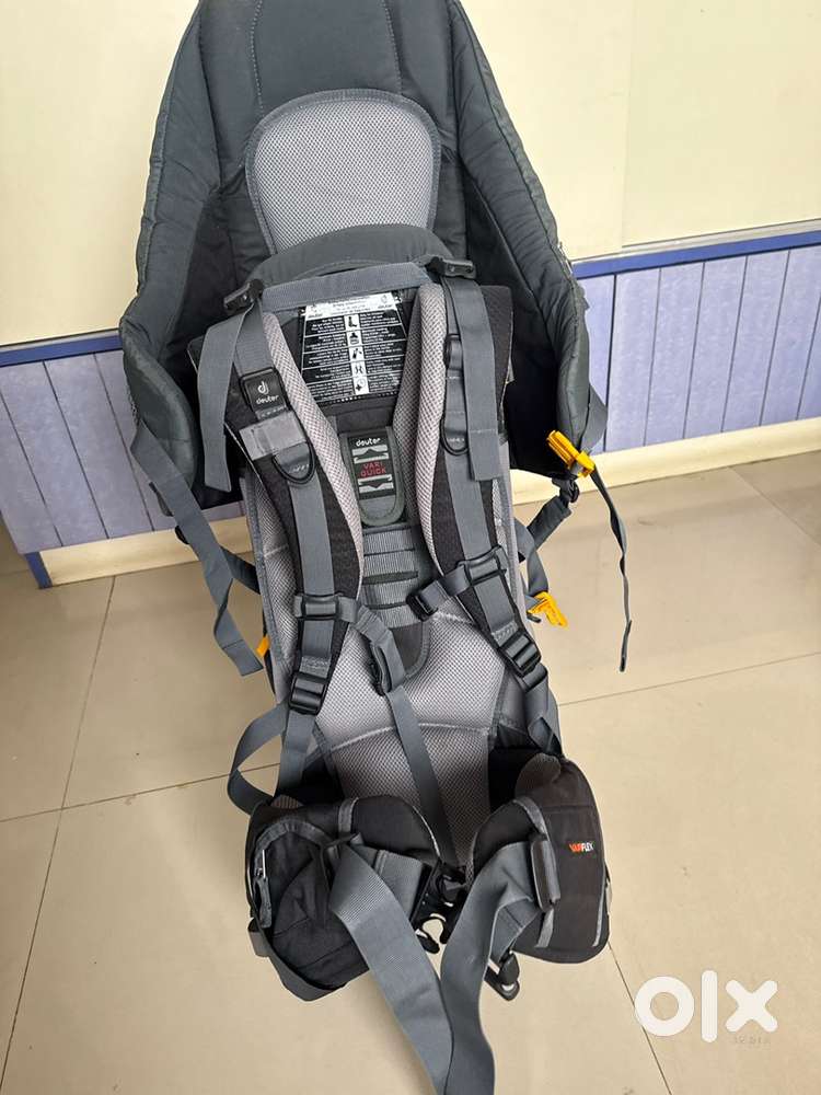 TRACKING_ DEUTER UNISEX GREY KID COMFORT ACTIVE