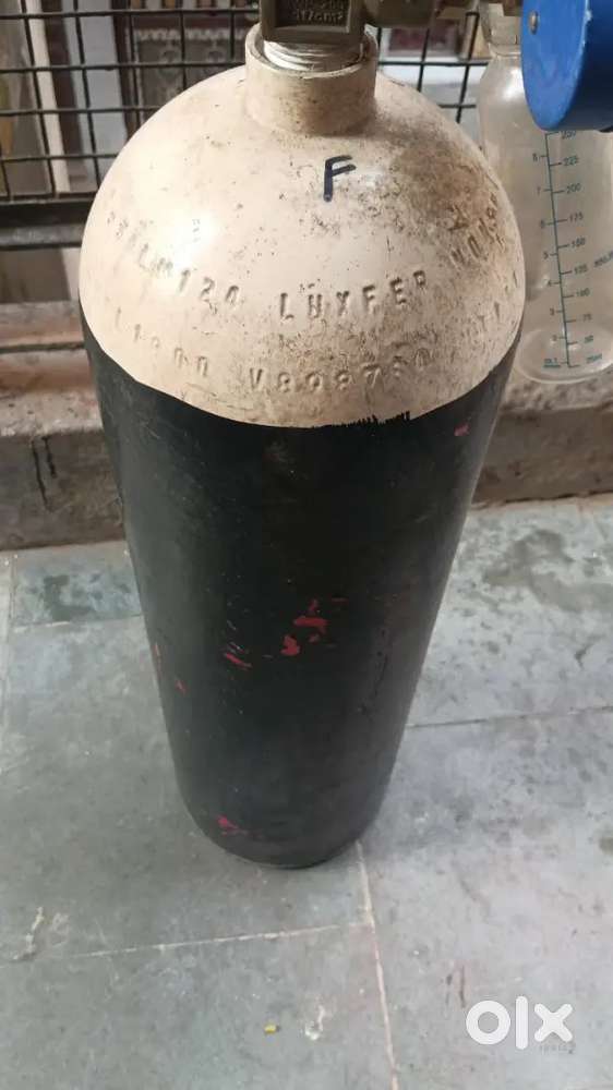 Oxygen cylinder