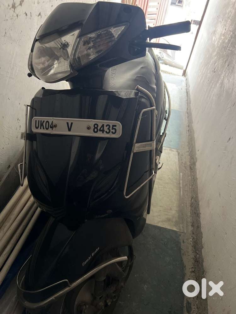 Kdi rehti h din bhr chalne wala koi nhi h