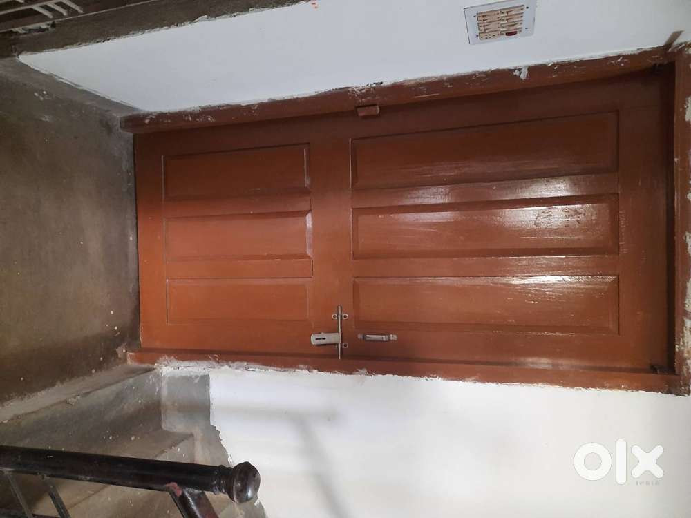 3 large size window in 2 rooms and 1 hall. And have a parking area.