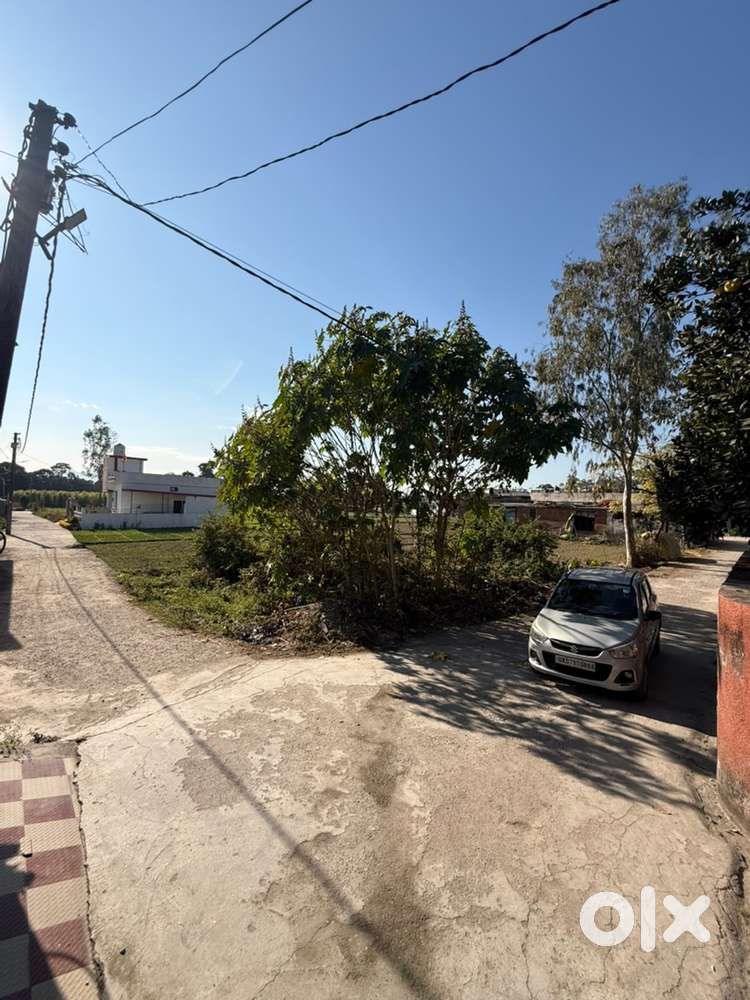 Shandaar choukor double sided road plot, Main highway se 150m andar,