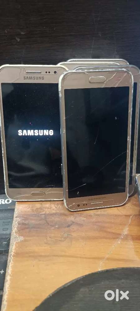Samsung j2 4g 8gb  mobile  crack display aur sahi display hai