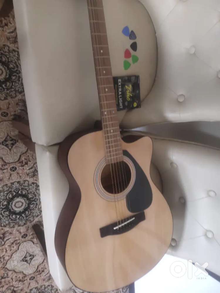 Yamaha Acoustic Yamaha Guitar – Brand New Condition + Extras