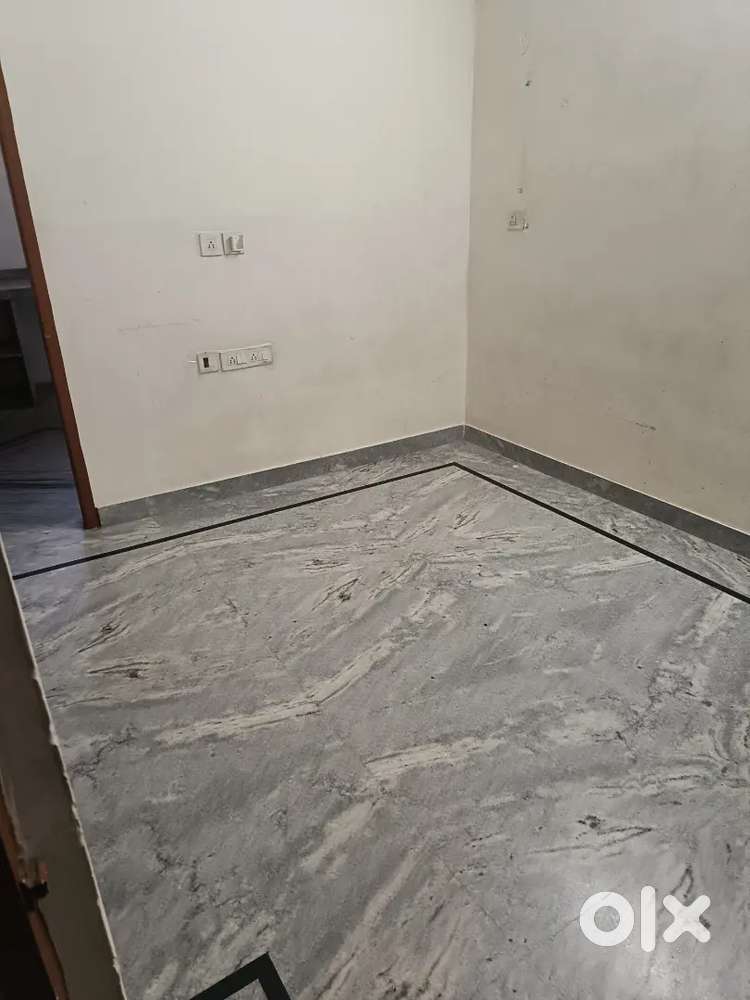 Room with kitchen but toilet share krna pdega